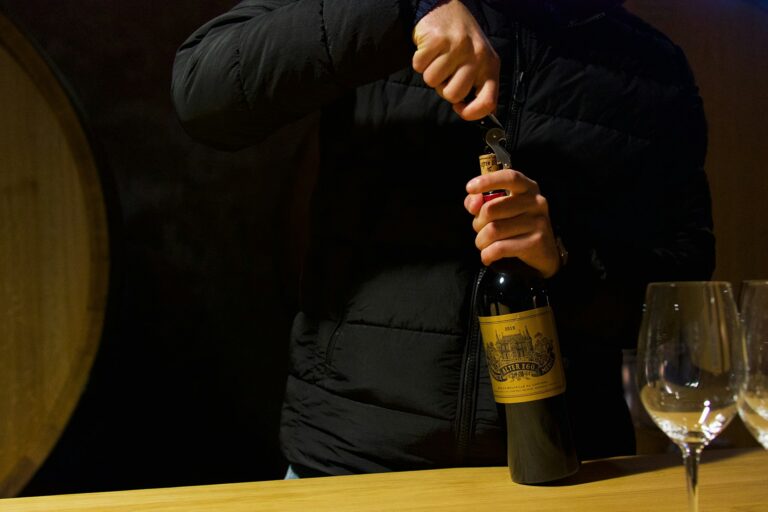 Hvordan åbner man en vin uden proptrækker?