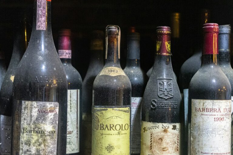 Hvorfor kommer der bundfald i vin?
